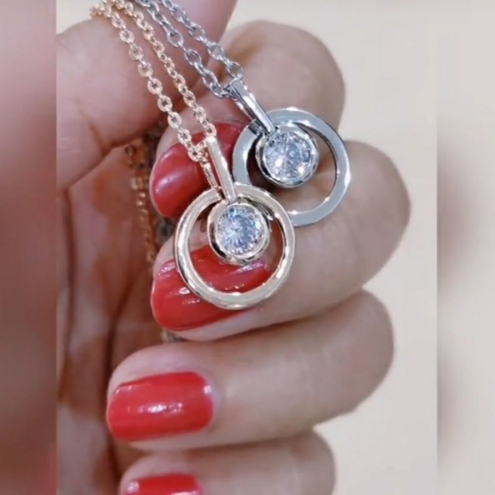 NEW!! Classic Style Round Pendant Necklace - Picture 3 of 3
